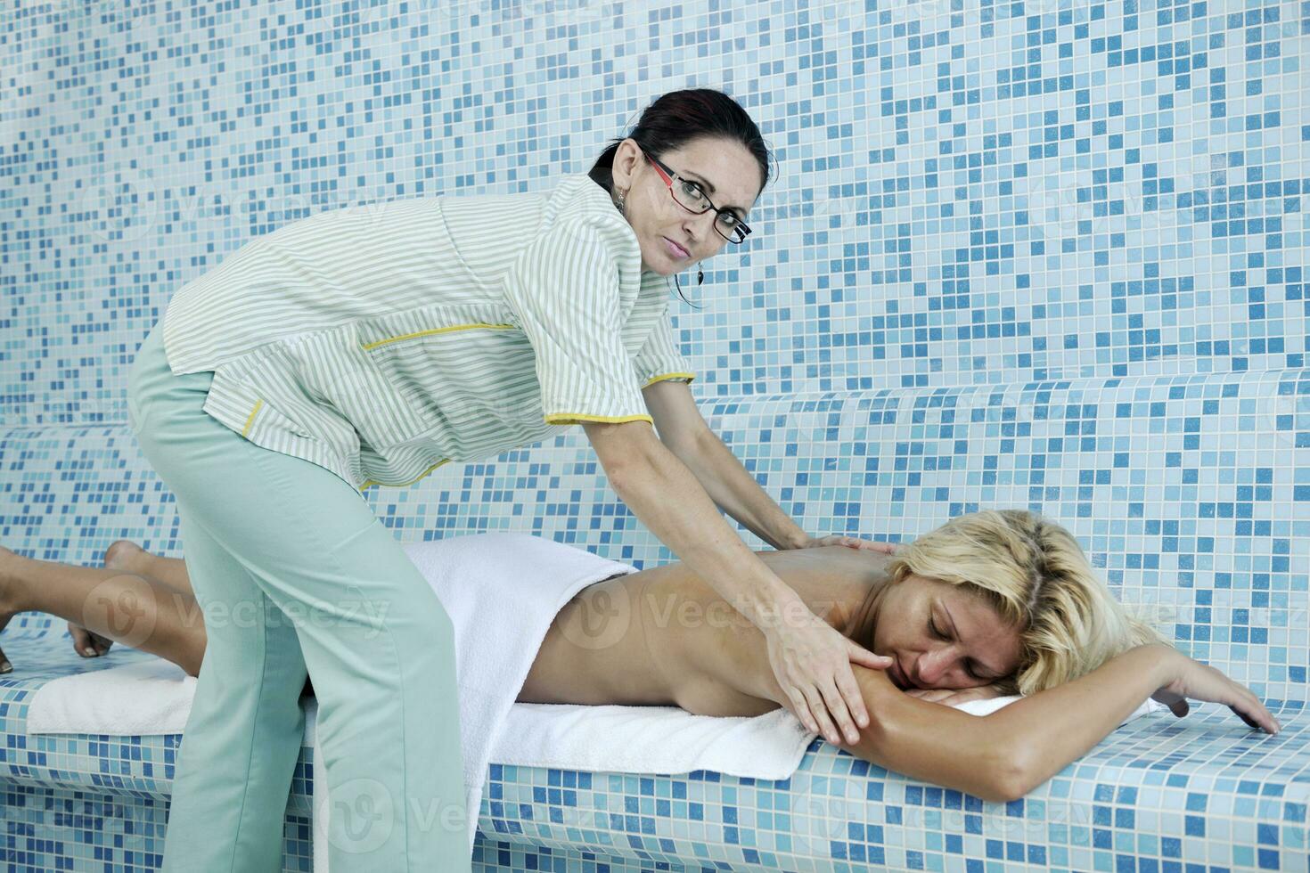 frau, die sich im spa und wellness entspannt foto