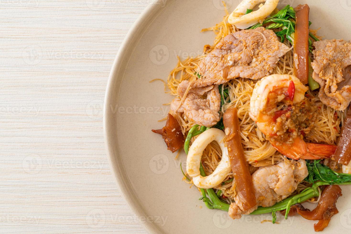 gebratene Reisnudeln und Wassermimose mit gemischtem Fleisch foto