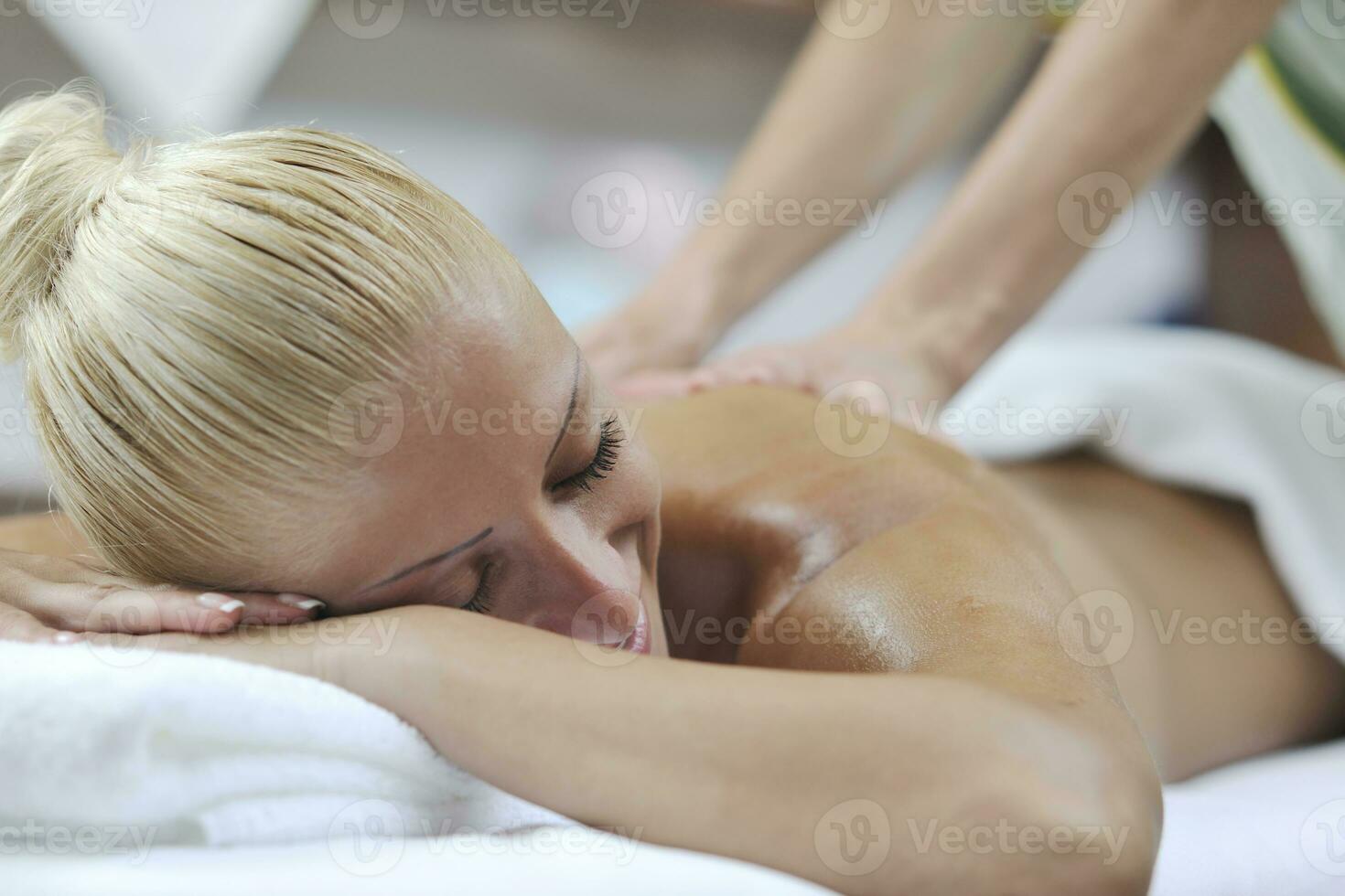 frau rückenmassage behandlung foto