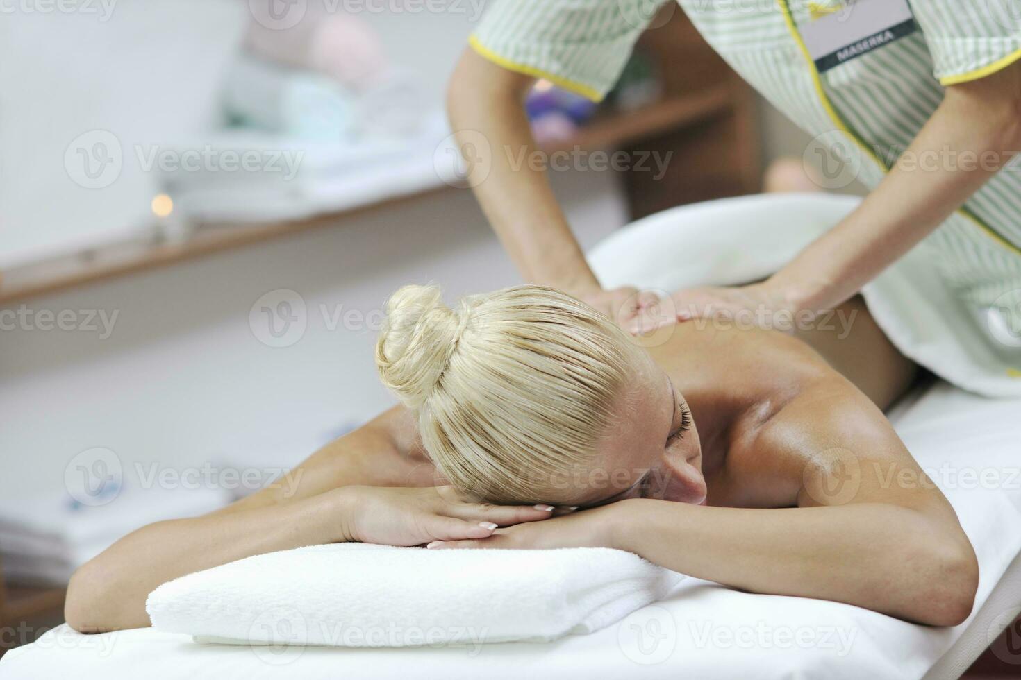 Frau beim Spa und Wellness zurück Massage foto