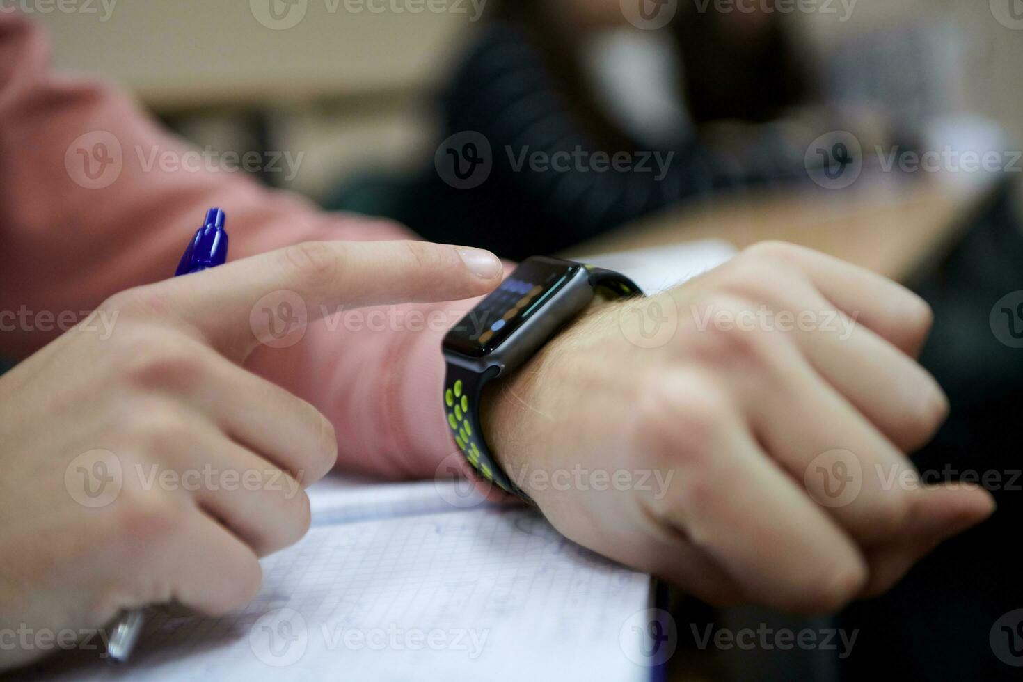 der schüler benutzt im matheunterricht eine smartwatch foto