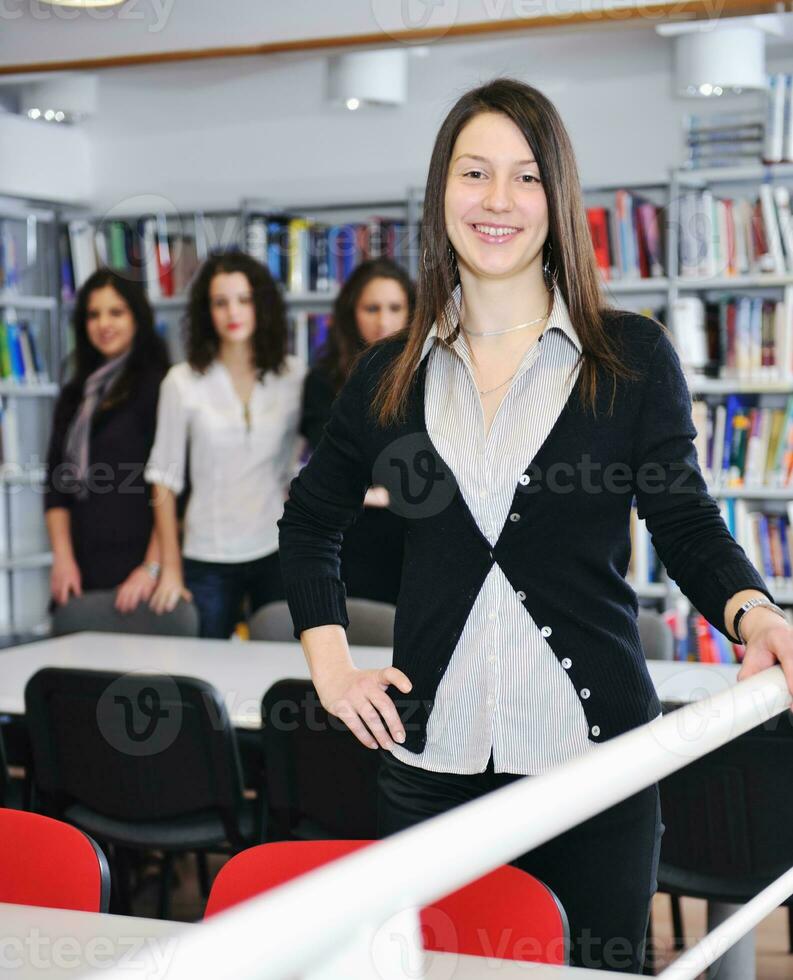 Studentin in der Bibliothek foto