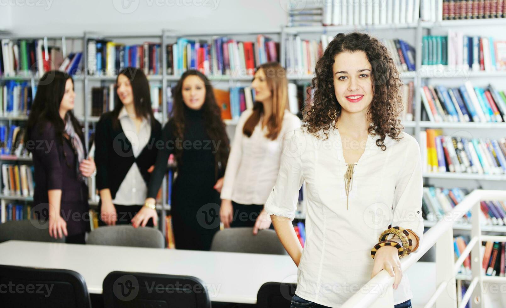 Studentin in der Bibliothek foto
