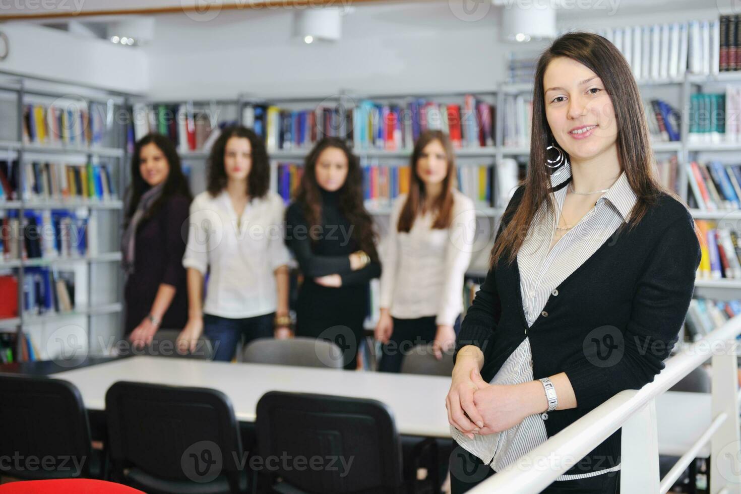 Studentin in der Bibliothek foto