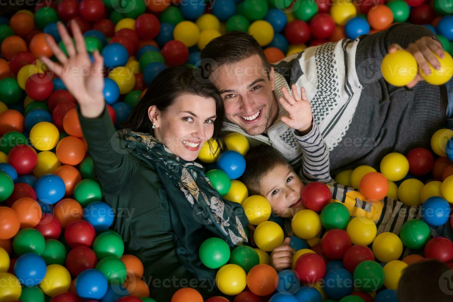 junge eltern mit kindern in einem kinderspielzimmer foto