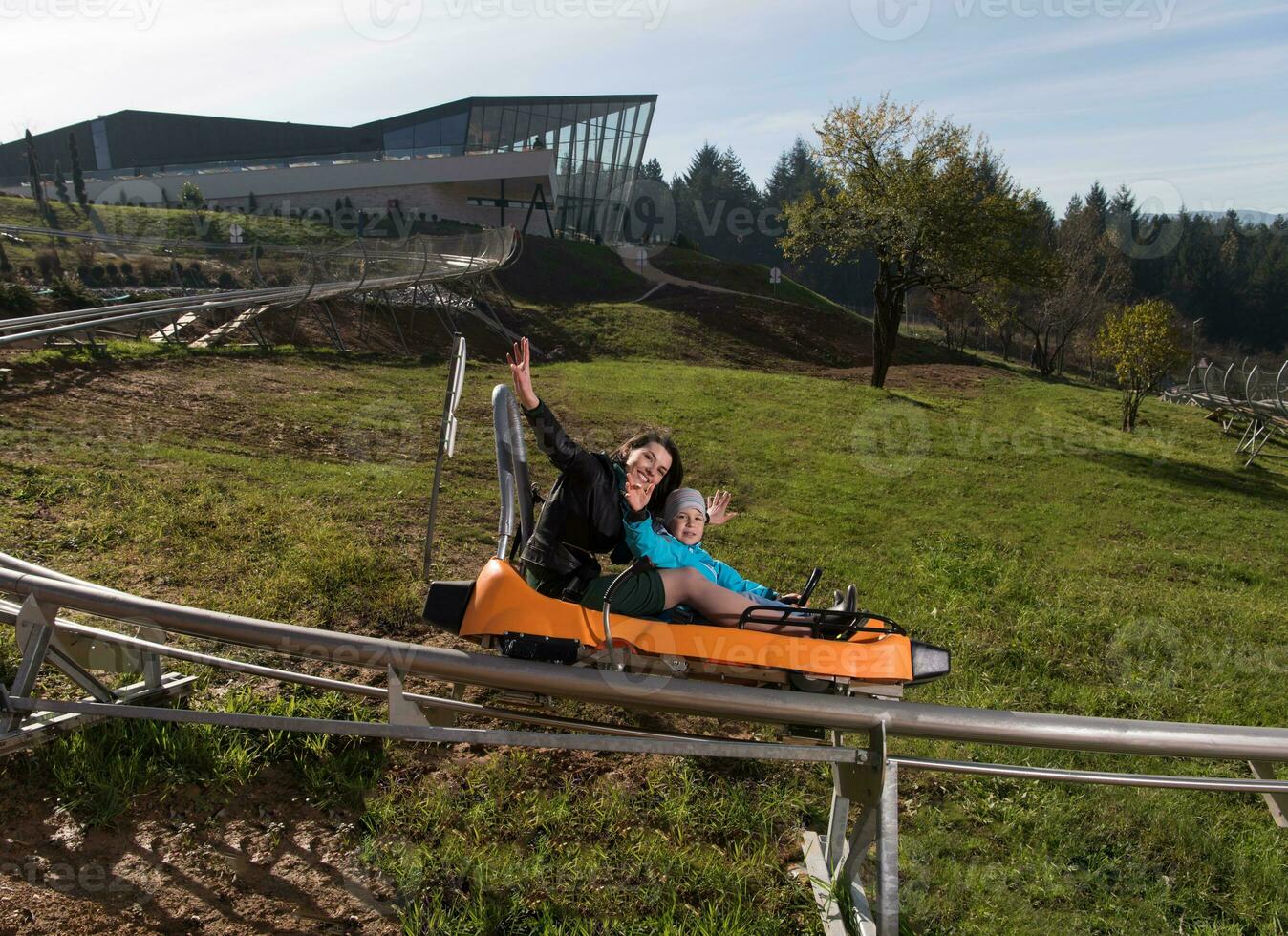 mutter und sohn fahren gerne auf der alpenachterbahn foto