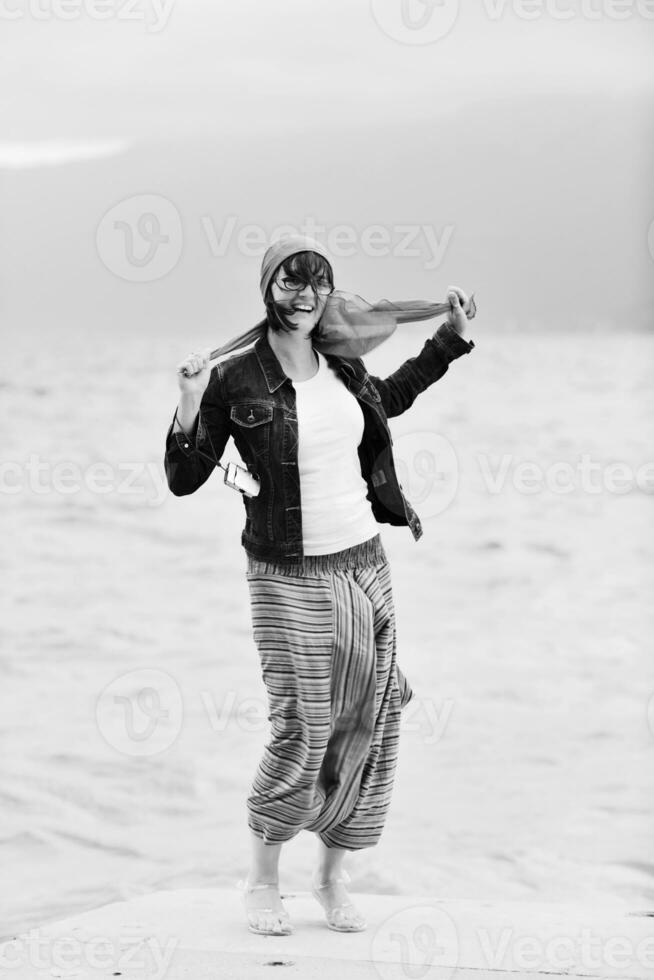 schöne junge Frau am Strand mit Schal foto