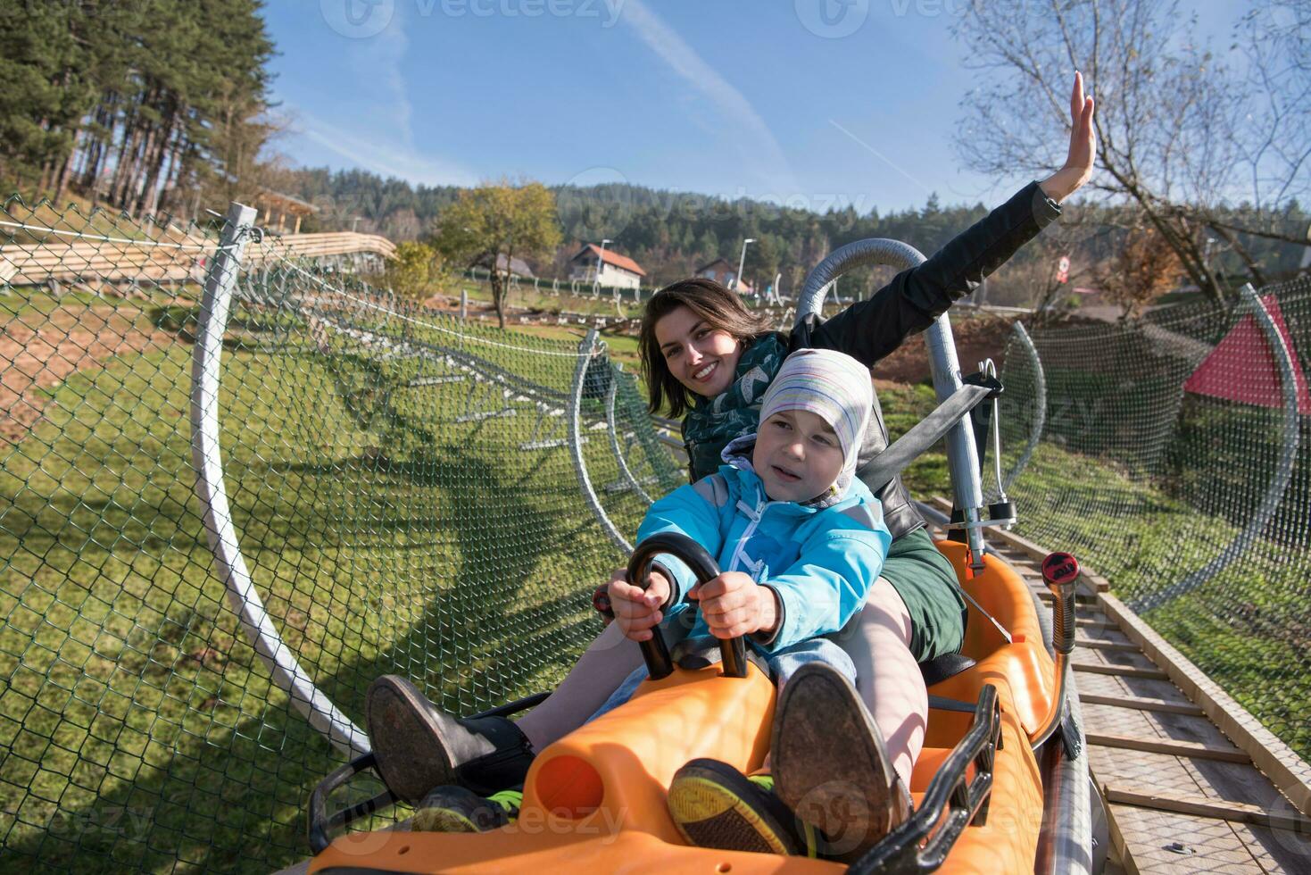 mutter und sohn fahren gerne auf der alpenachterbahn foto