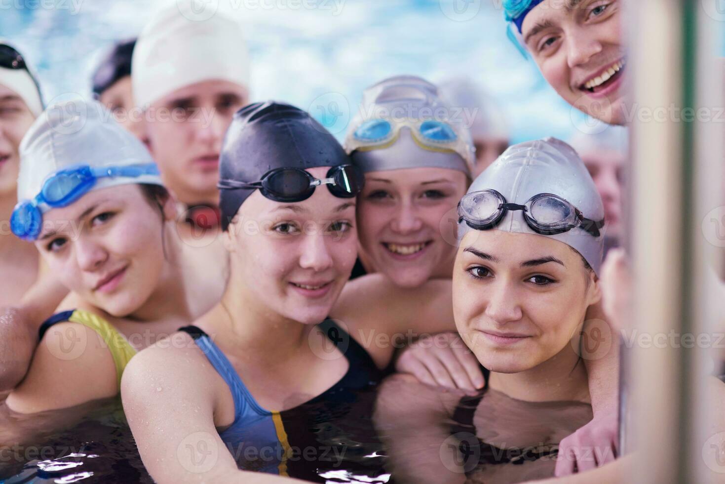 glückliche Teenie-Gruppe im Schwimmbad foto