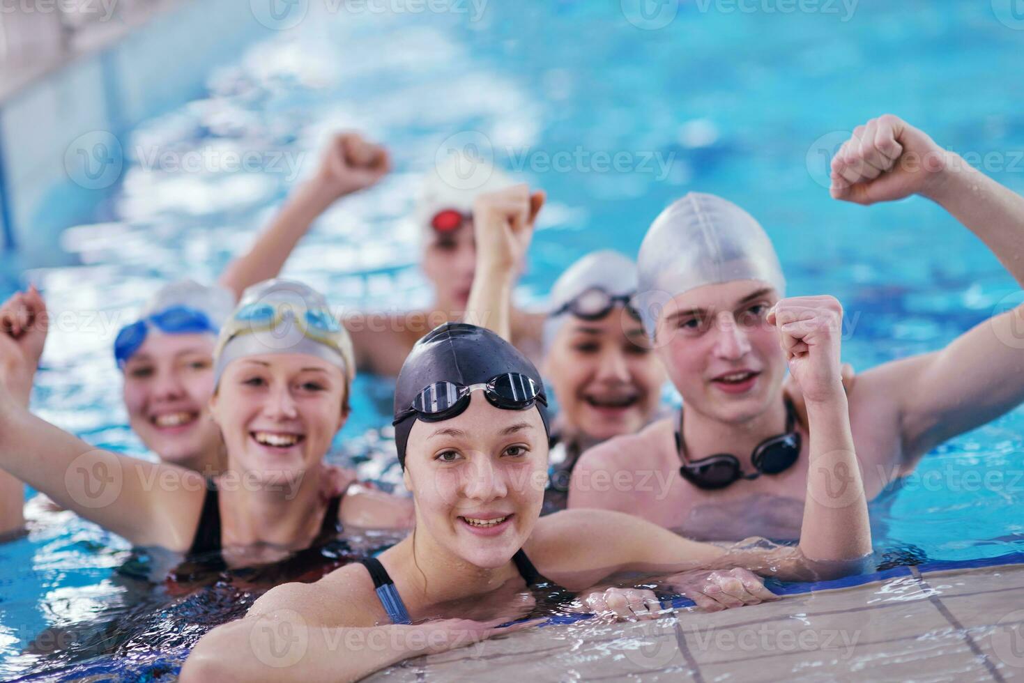 glückliche Teenie-Gruppe im Schwimmbad foto