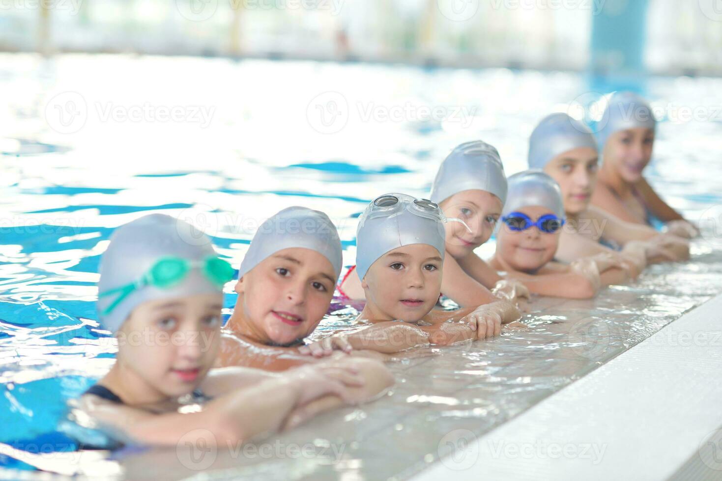 Kindergruppe im Schwimmbad foto