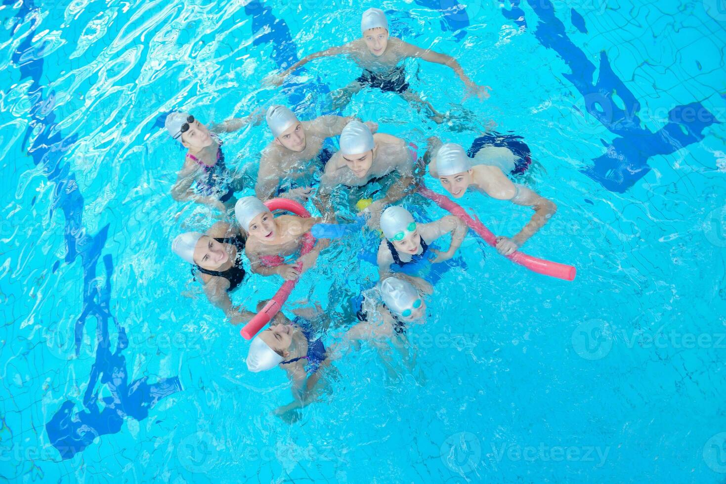 Kindergruppe im Schwimmbad foto