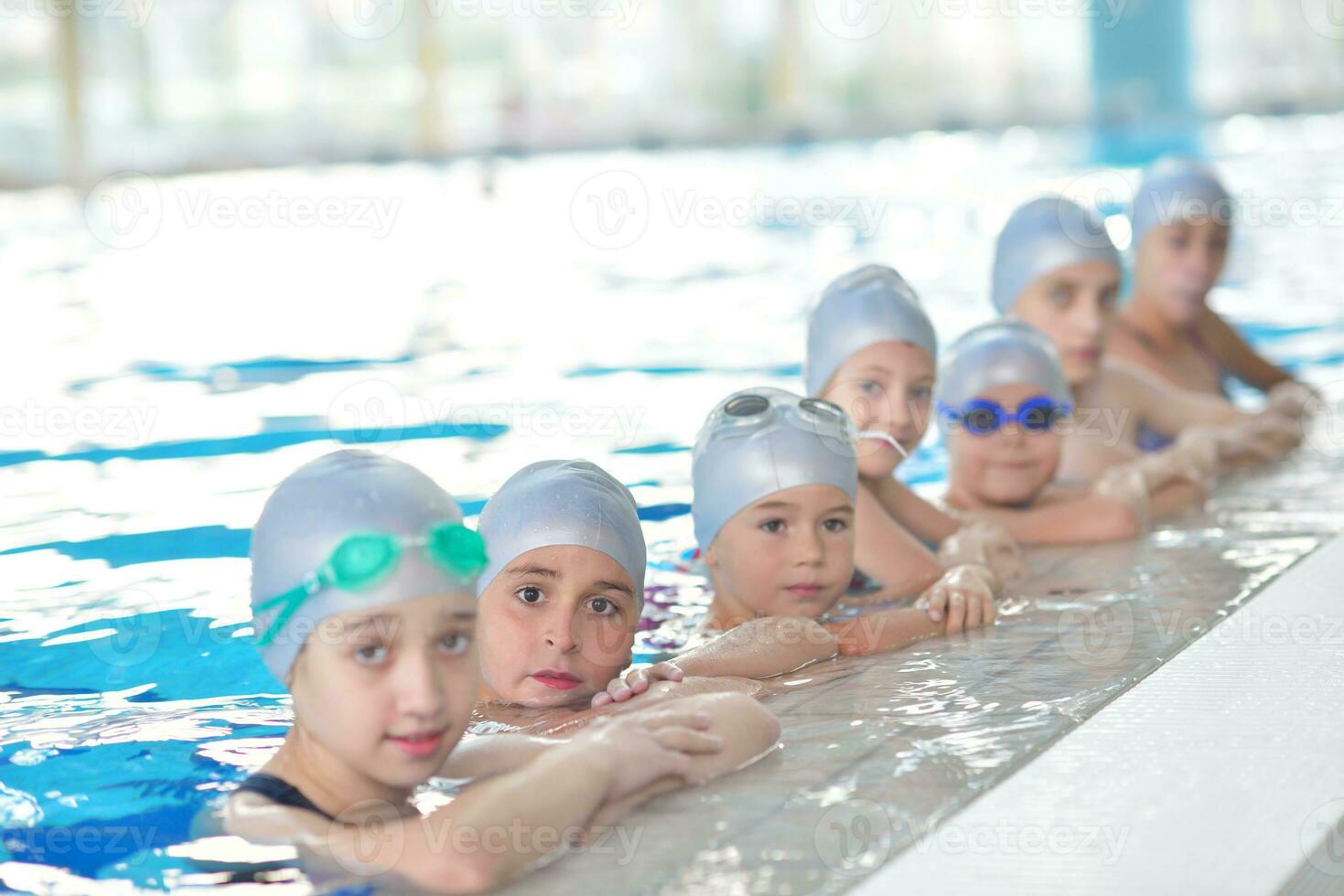 Kindergruppe im Schwimmbad foto