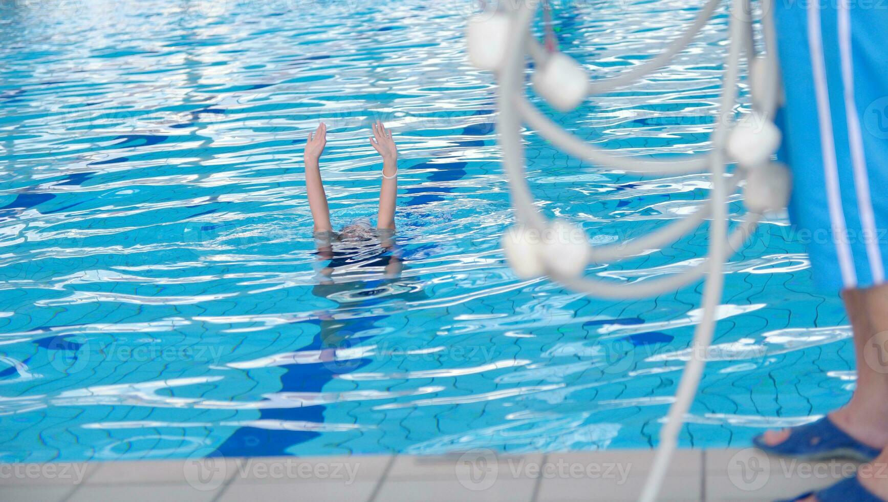 Hilfe und Rettung im Schwimmbad foto