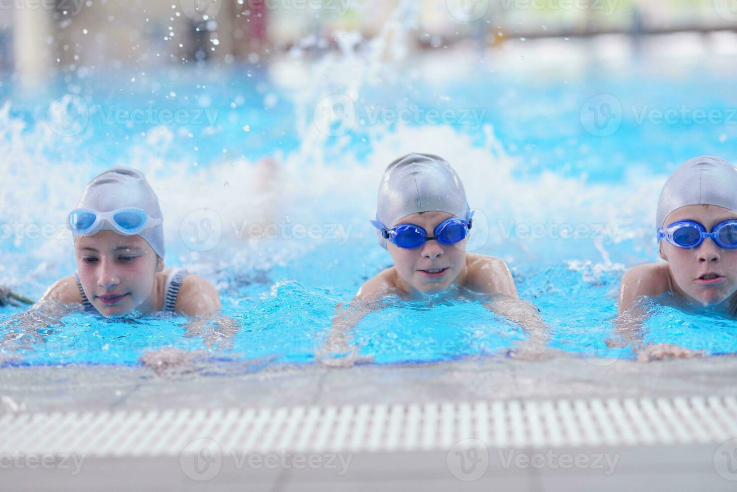 Kindergruppe im Schwimmbad foto