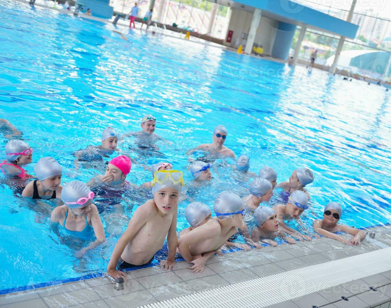 Kindergruppe im Schwimmbad foto