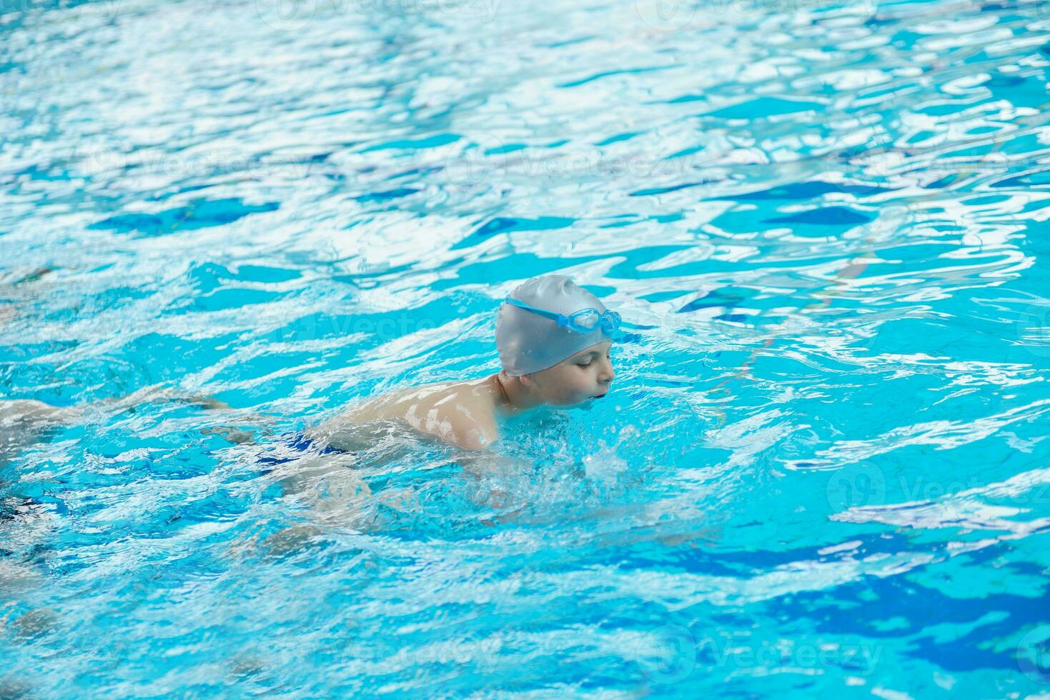 Kindergruppe im Schwimmbad foto