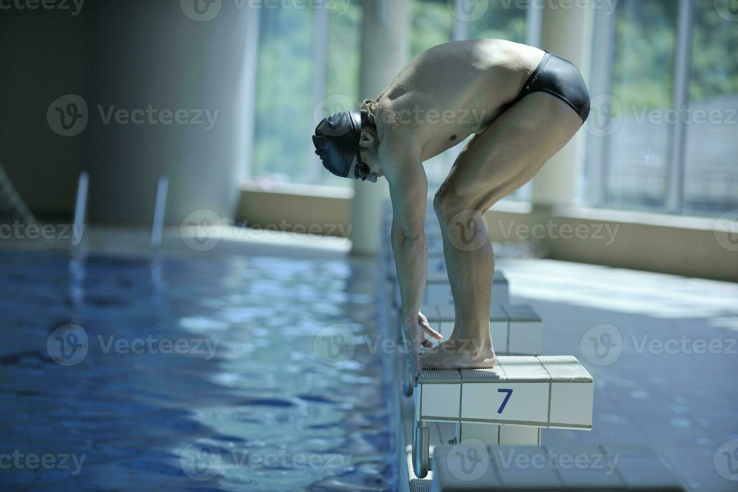 junger Schwimmer startbereit foto