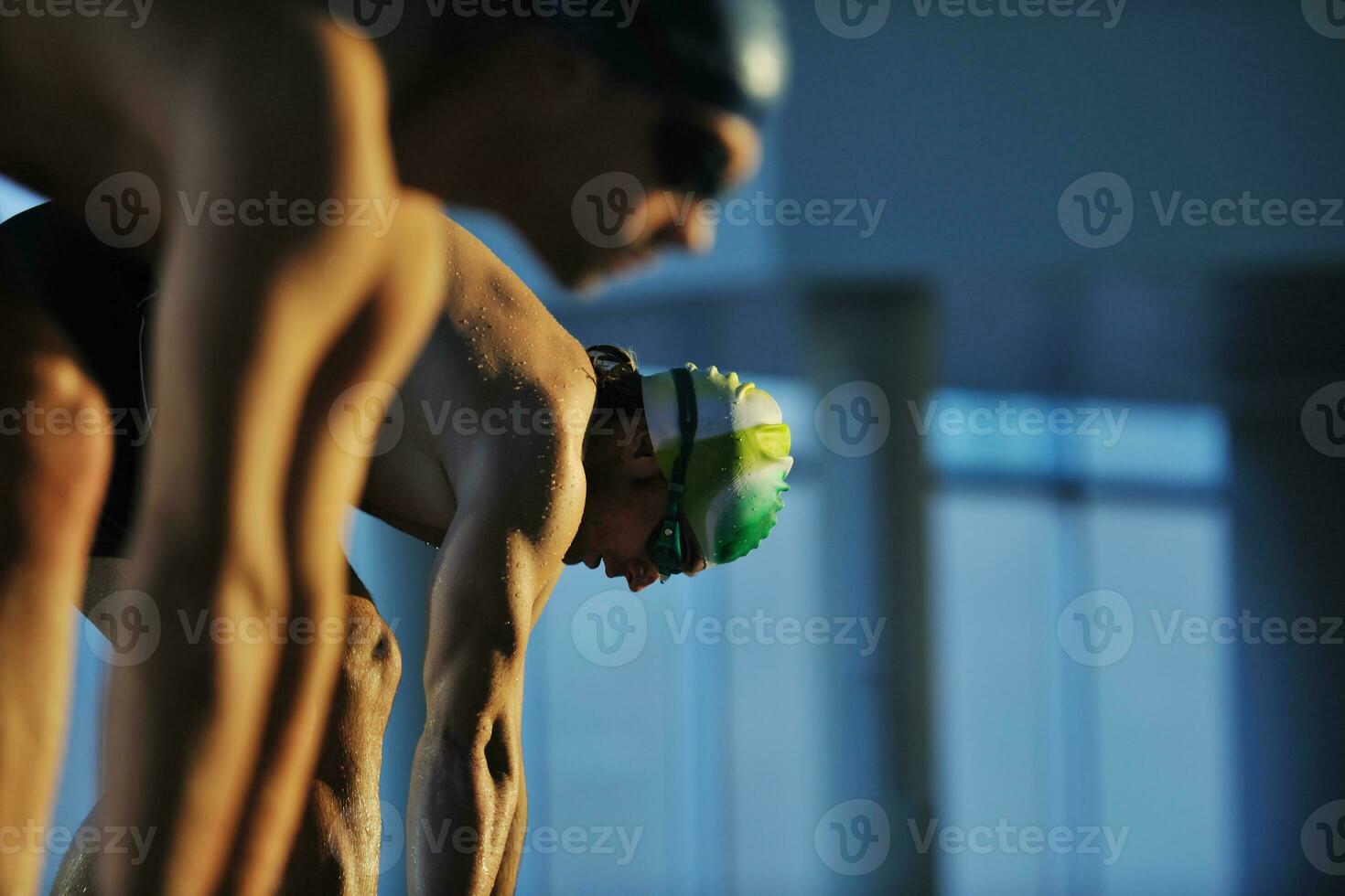 junger Schwimmer beim Schwimmstart foto