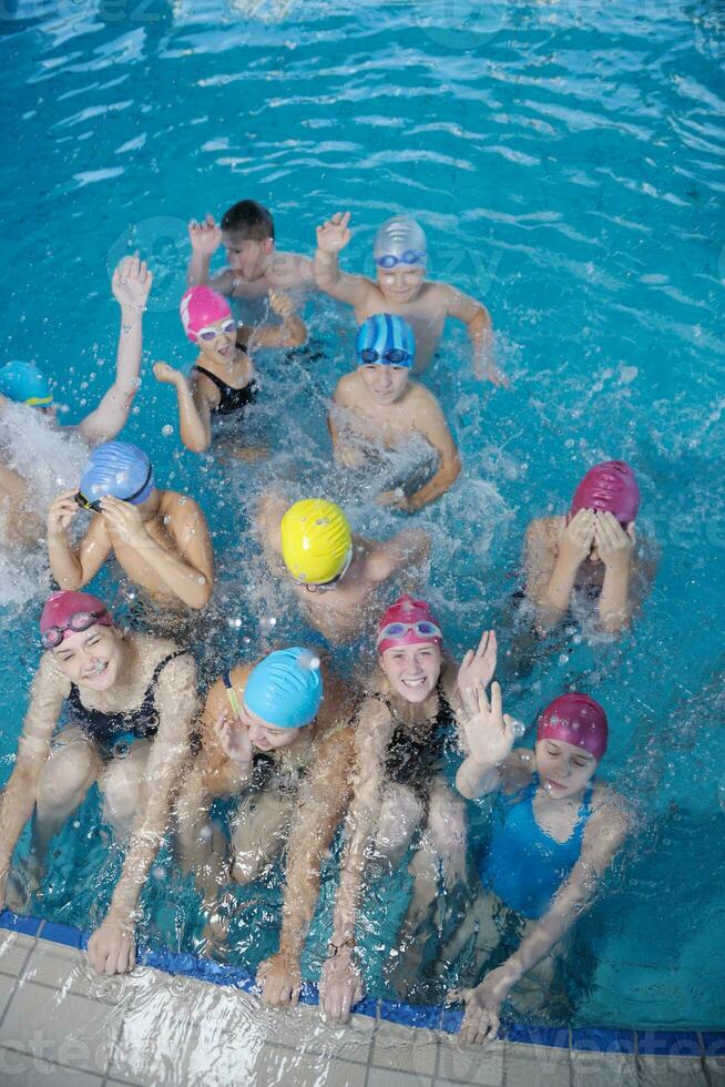 glückliche kindergruppe am schwimmbad foto