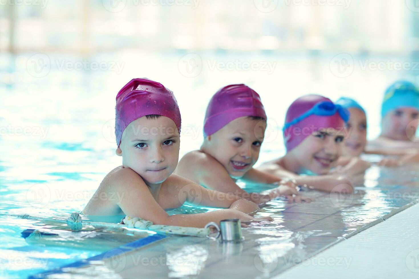 glückliche kindergruppe am schwimmbad foto