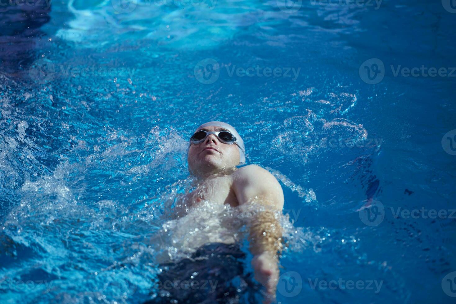 Schwimmerübung auf Hallenbad foto