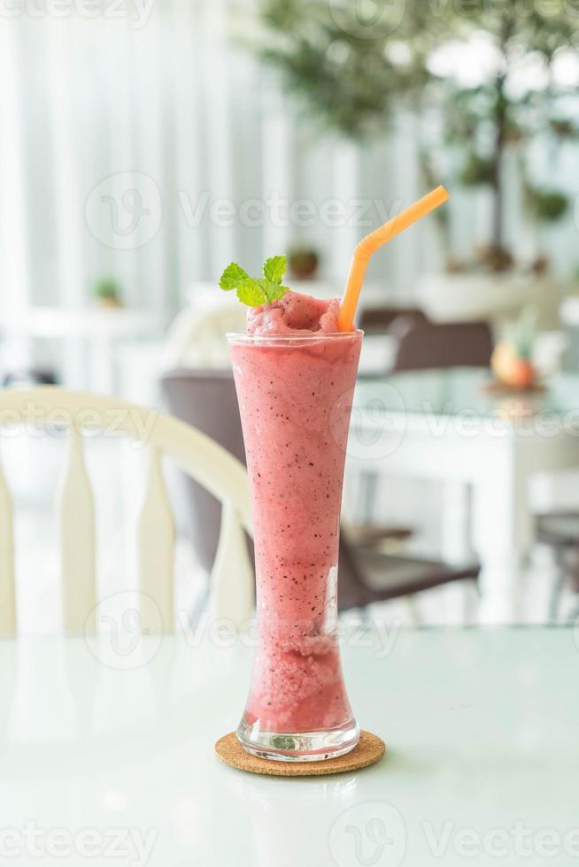 gemischter Beeren-Smoothie im Café foto