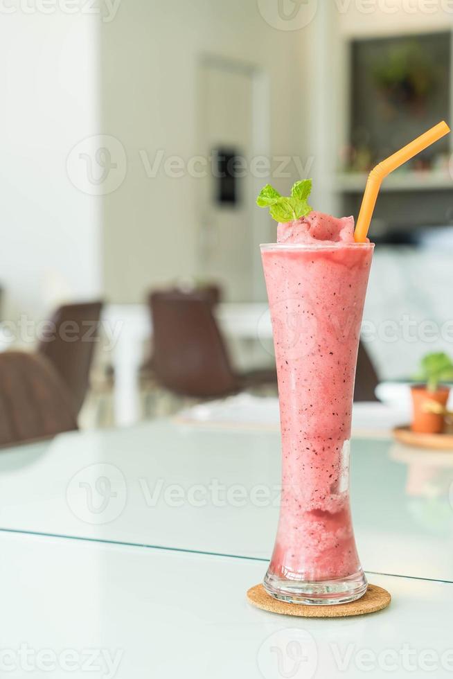 gemischter Beeren-Smoothie im Café foto