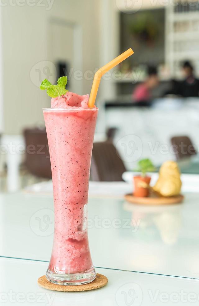 gemischter Beeren-Smoothie im Café foto