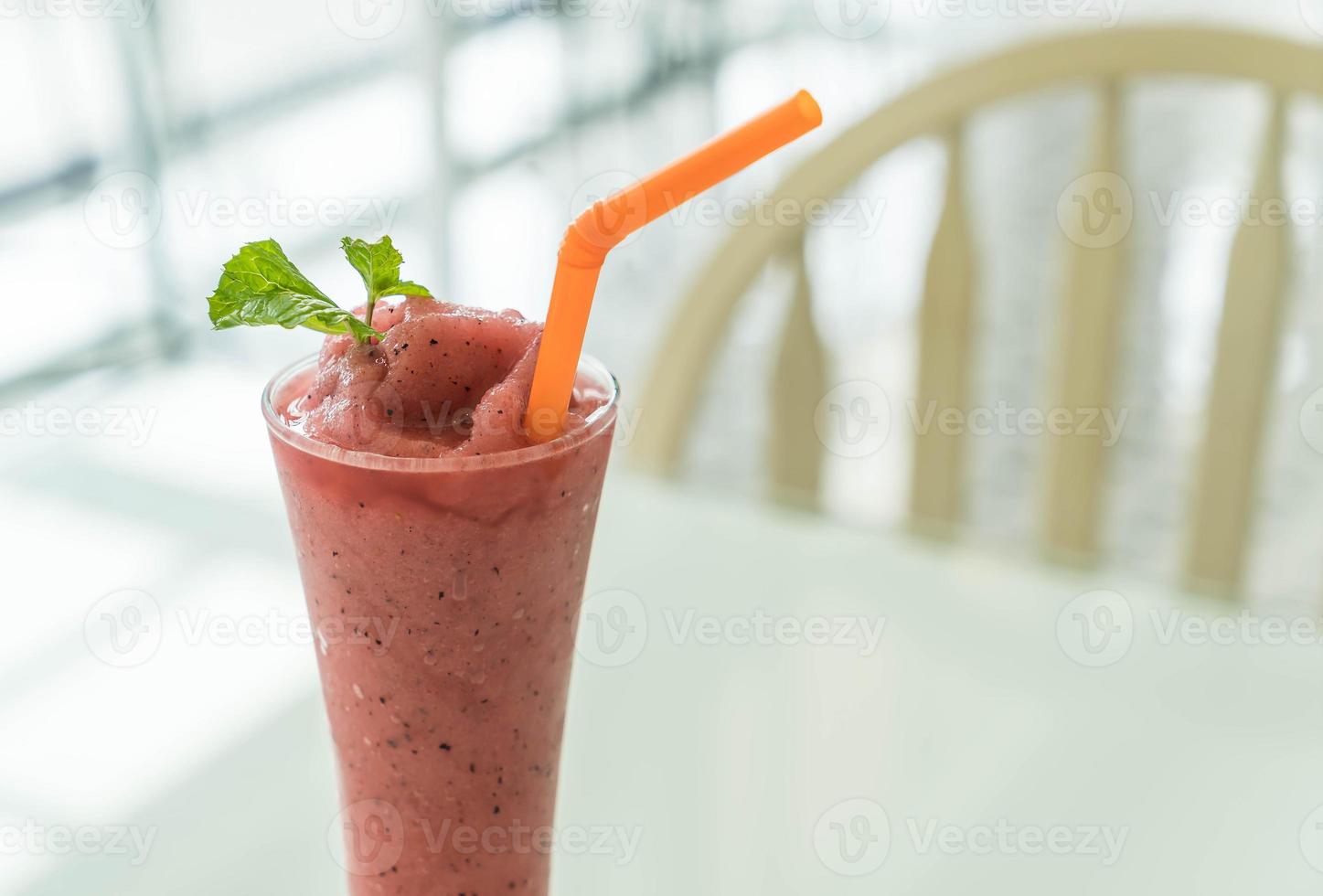 gemischter Beeren-Smoothie im Café foto