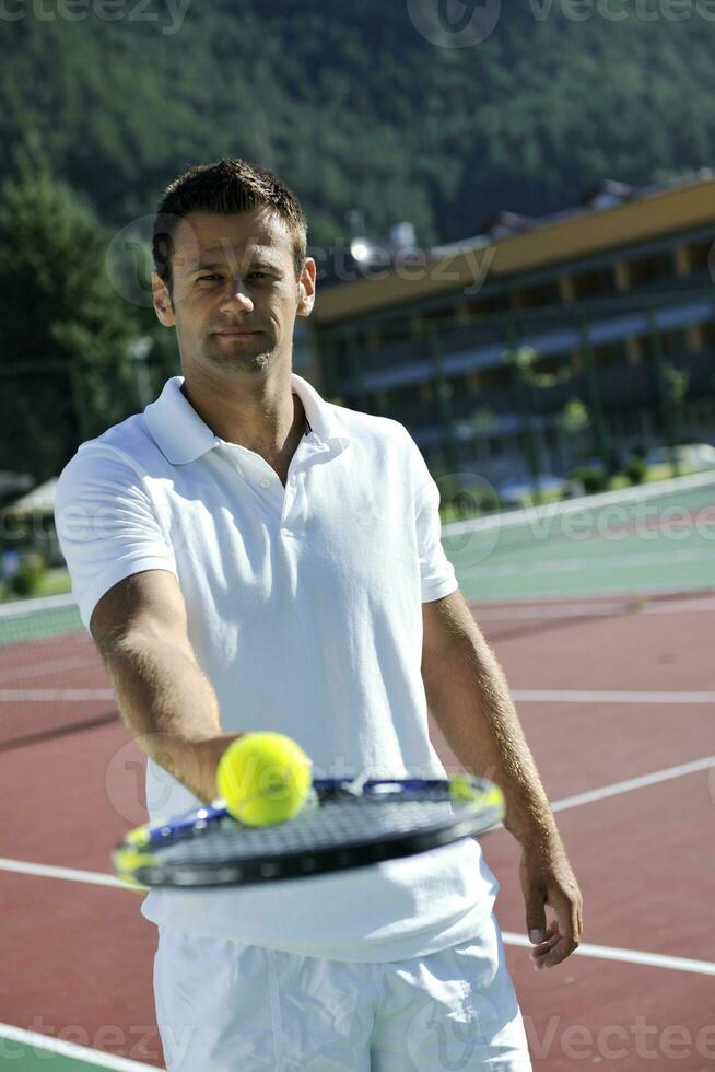 junger mann spielt tennis foto