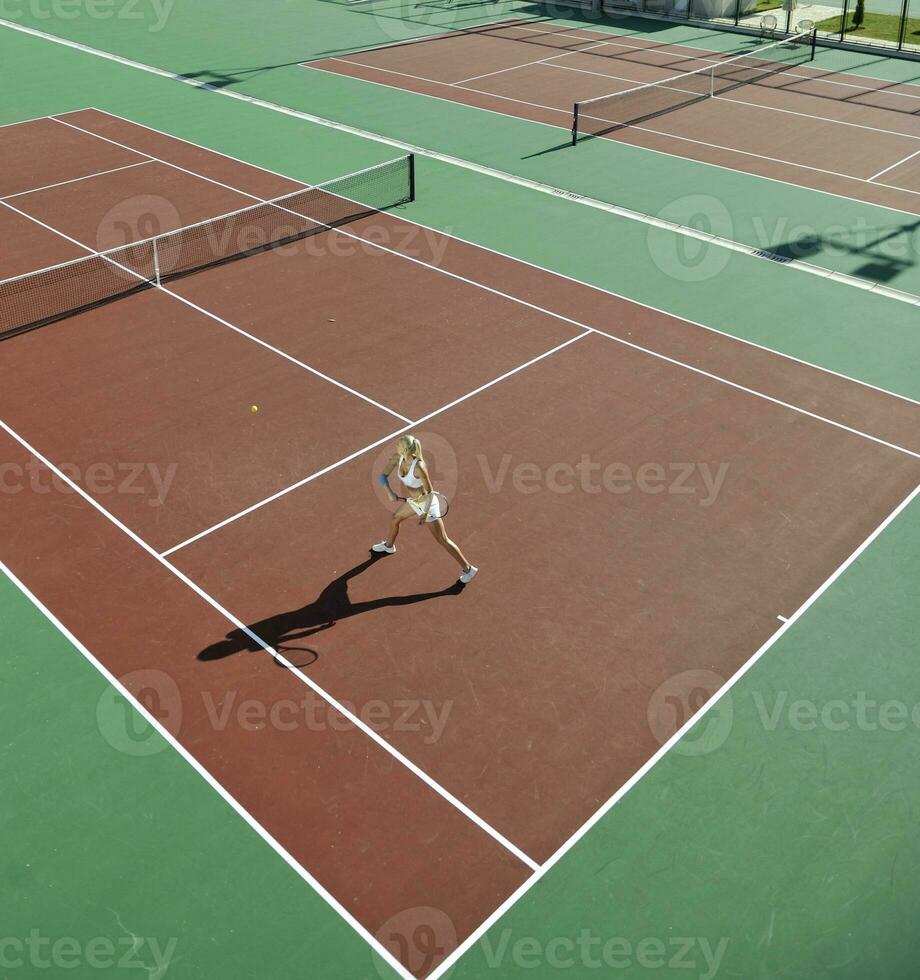 junge Frau spielt Tennis im Freien foto