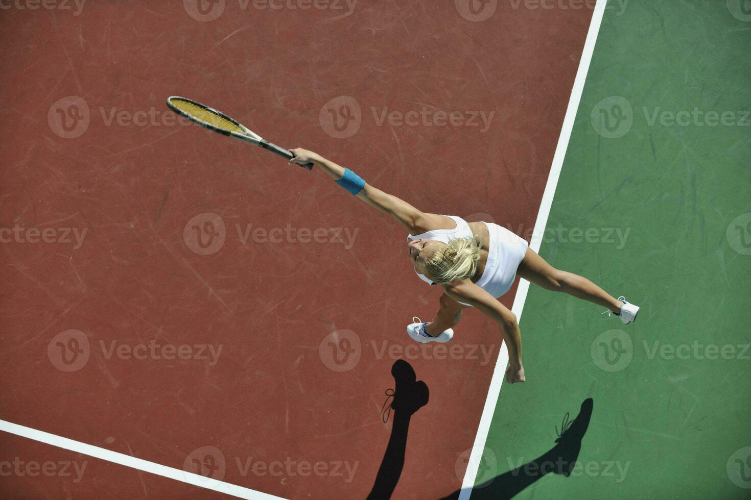 junge Frau spielt Tennis im Freien foto