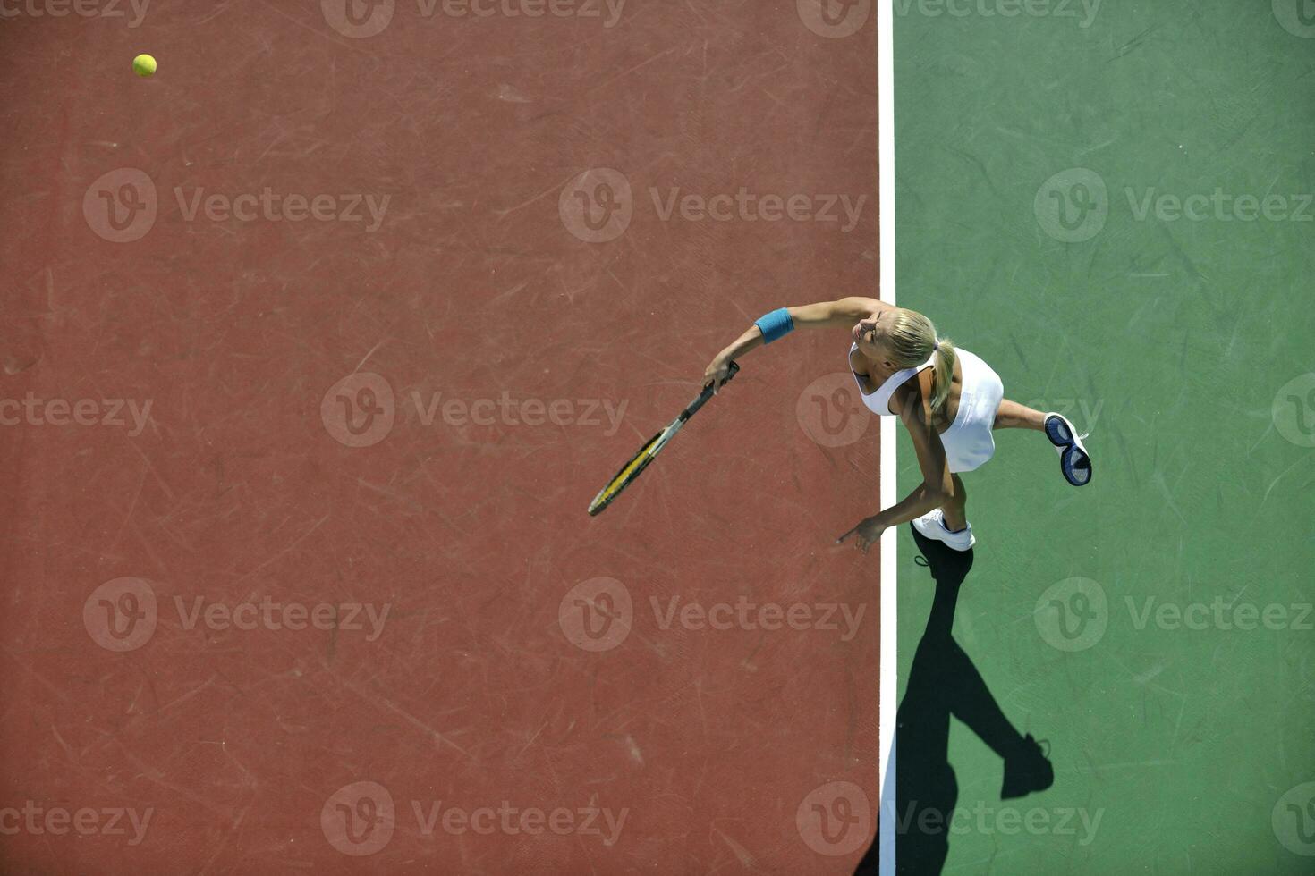 junge Frau spielt Tennis im Freien foto