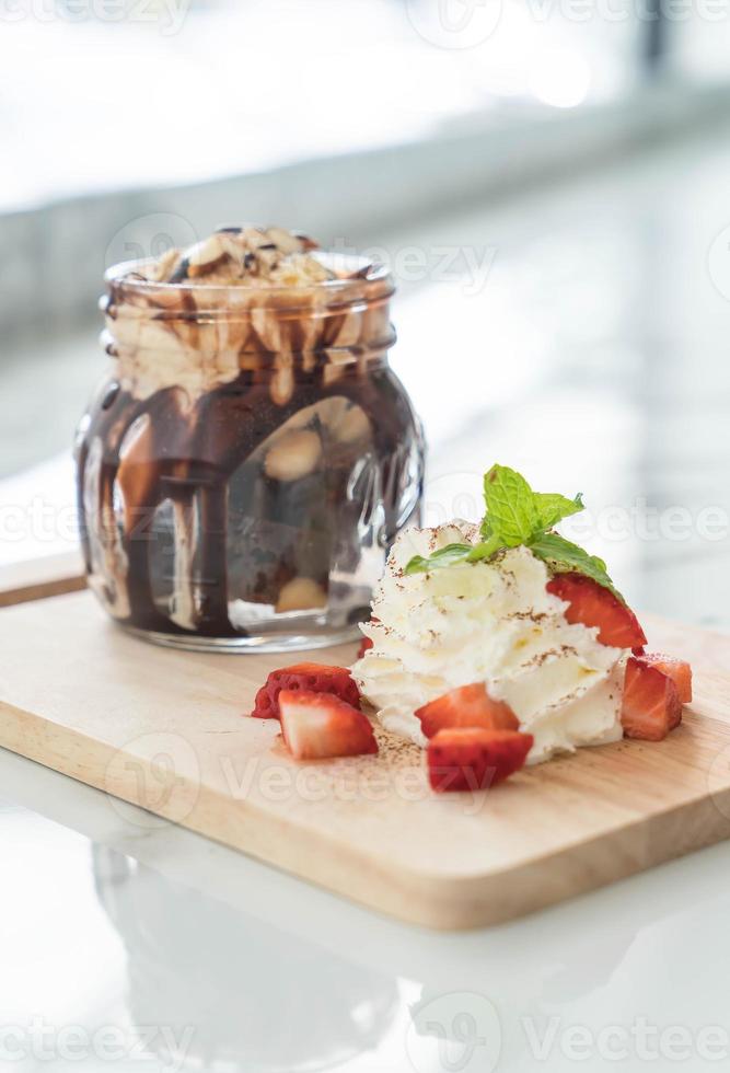 Schokoladenbrownies mit Vanilleeis, Schlagsahne und Erdbeere foto