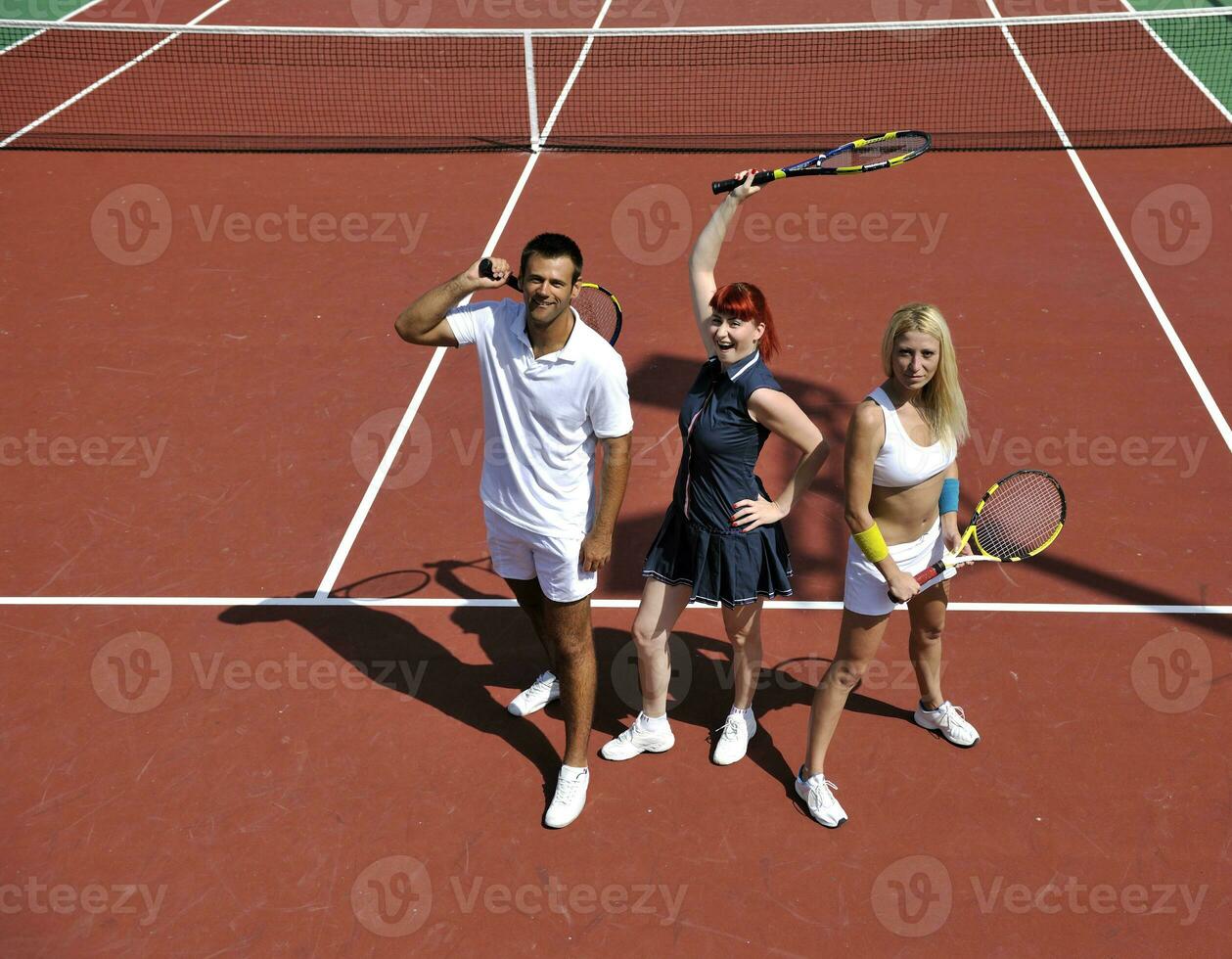 glückliches junges paar spielt tennisspiel im freien foto