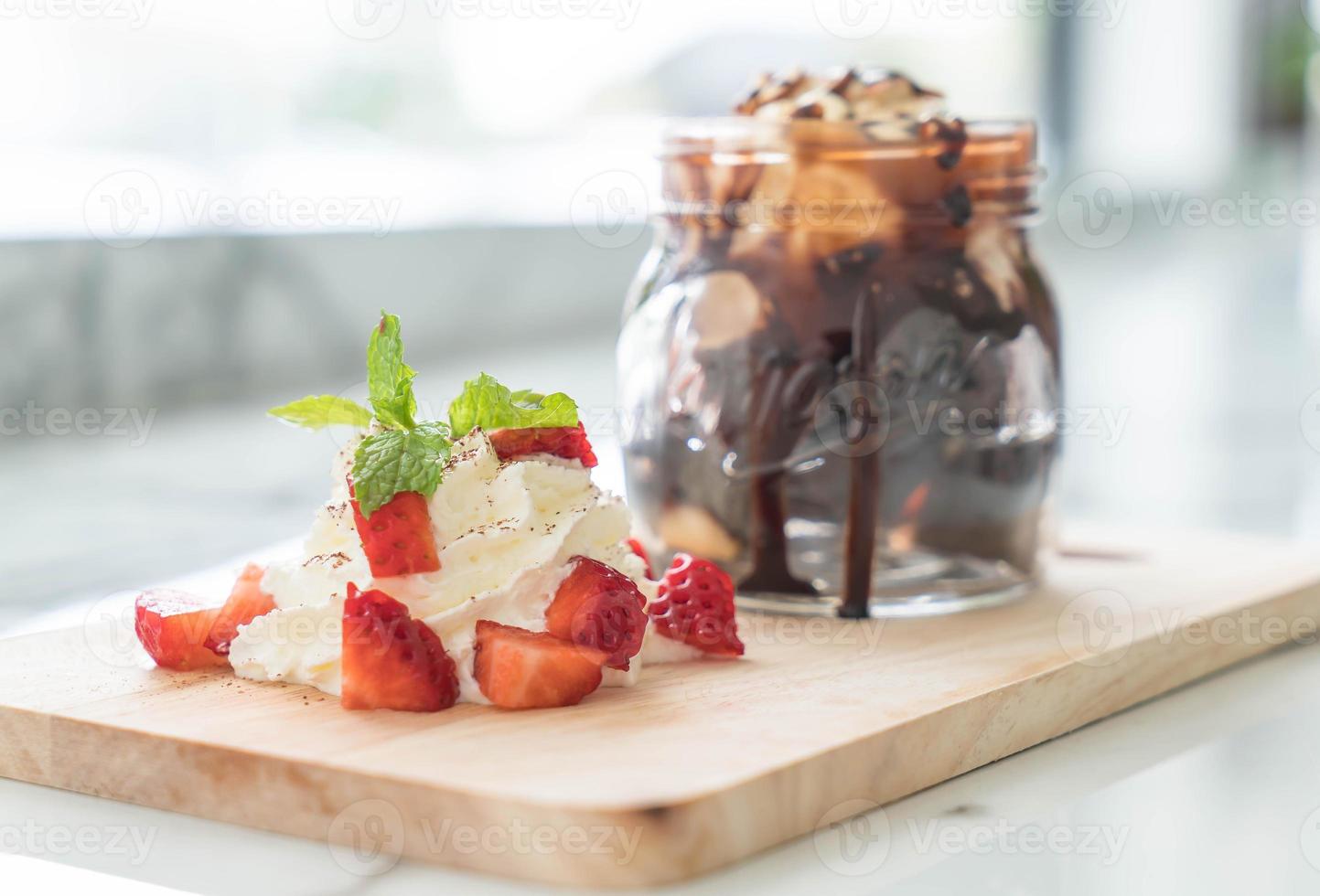 Schokoladenbrownies mit Vanilleeis, Schlagsahne und Erdbeere foto