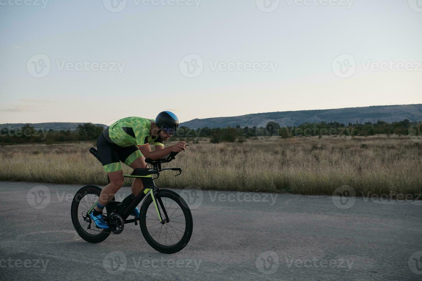 triathlonsportler, der fahrrad fährt foto