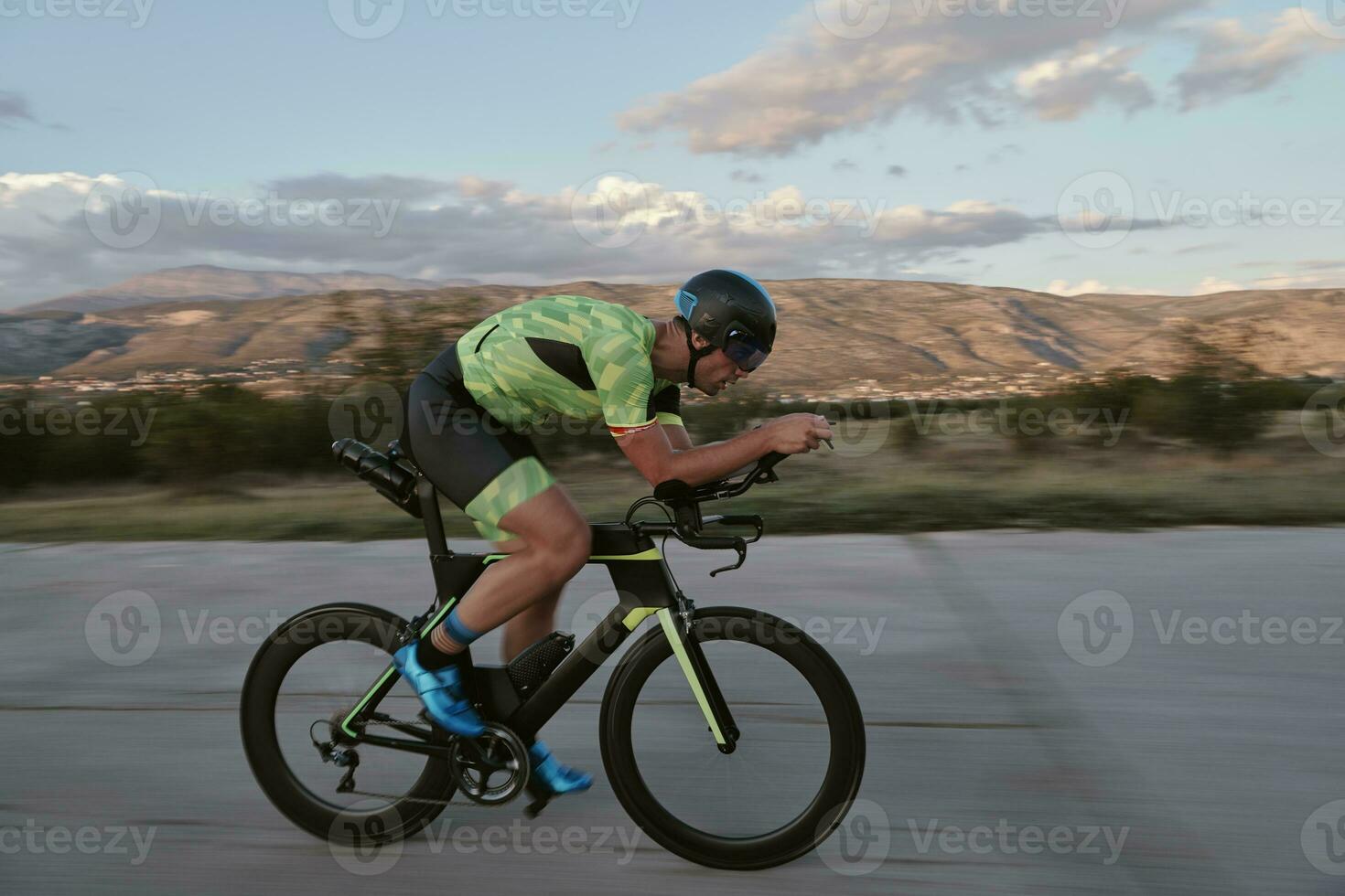 triathlonsportler, der fahrrad fährt foto