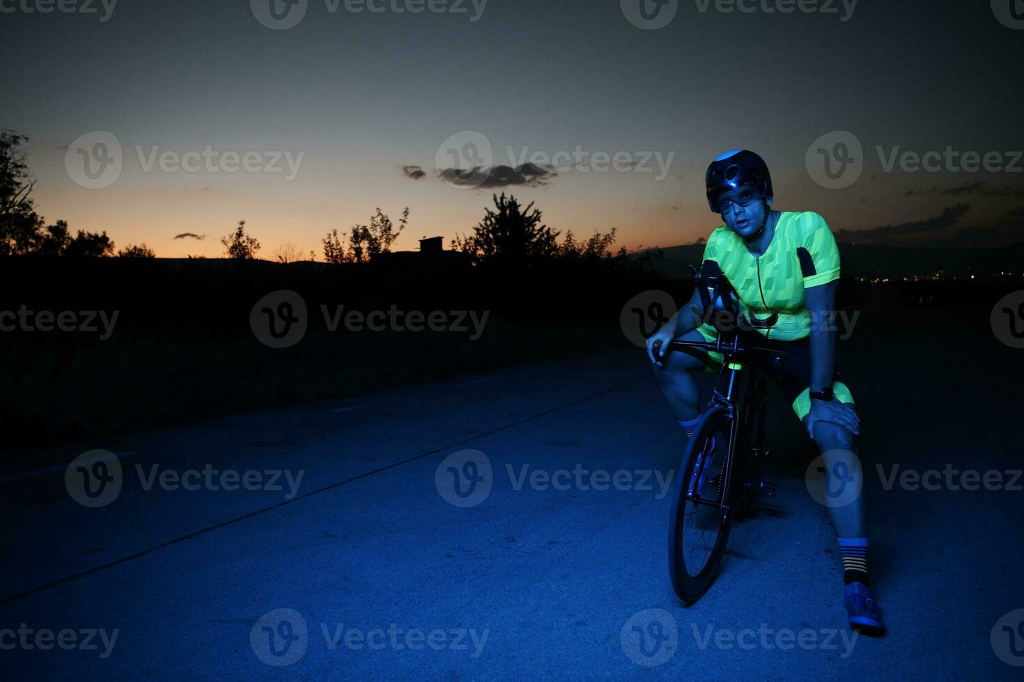 triathlonsportlerporträt beim ruhen auf dem fahrradtraining foto