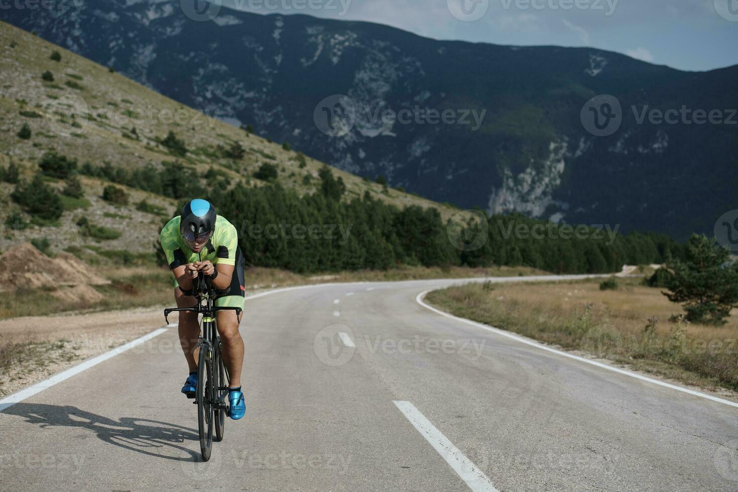 triathlon-sportler, der fahrrad fährt foto