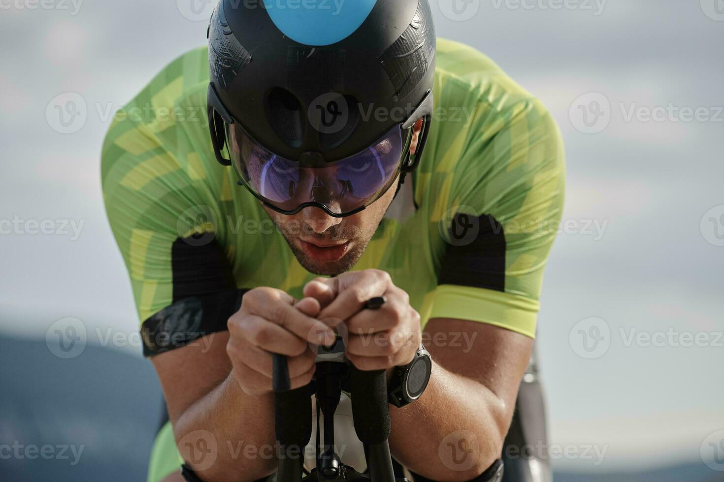 triathlon-sportler, der fahrrad fährt foto