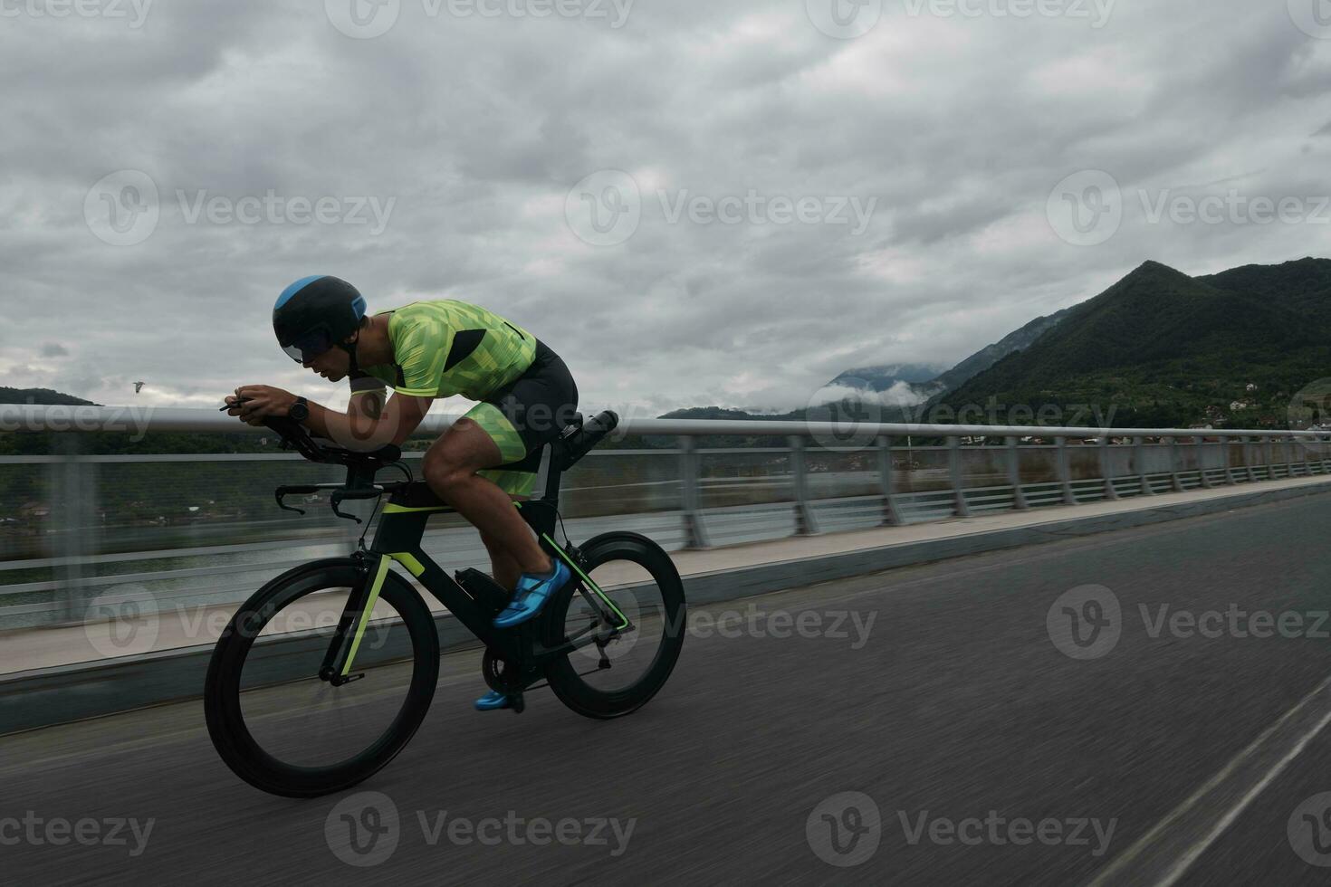 triathlonsportler, der beim morgendlichen training fahrrad fährt foto