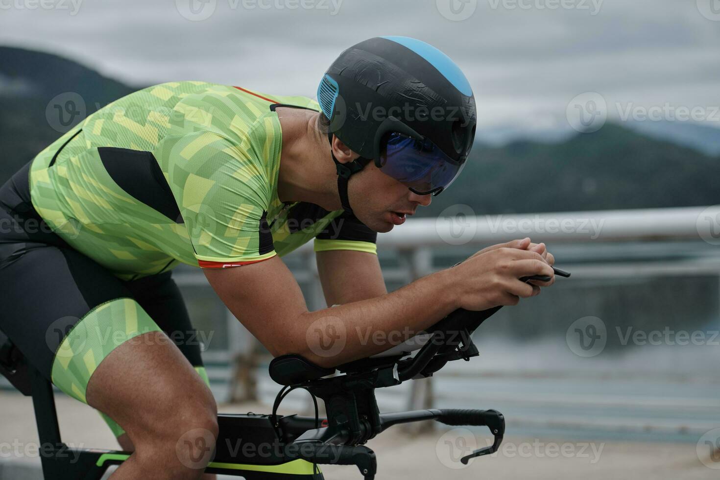 triathlonsportler, der beim morgendlichen training fahrrad fährt foto