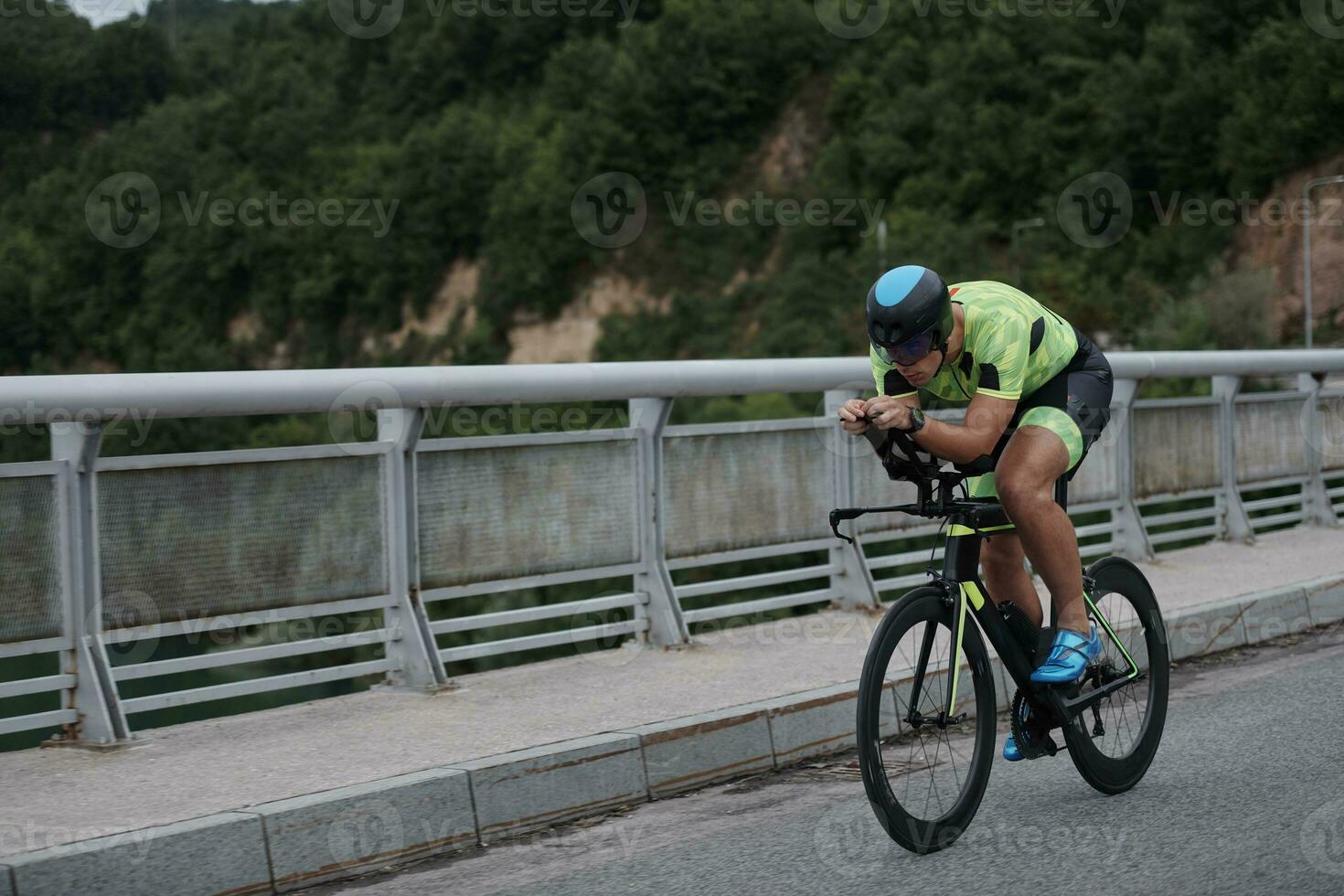 triathlonsportler, der beim morgendlichen training fahrrad fährt foto