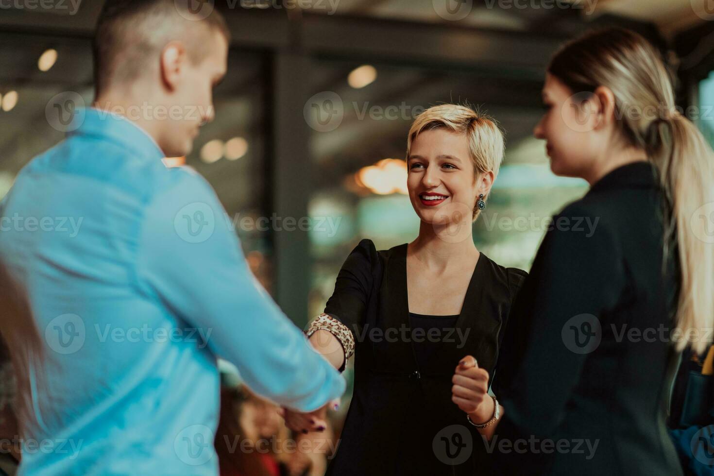 Foto von ein Geschäft Mannschaft von jung Menschen diskutieren Geschäft Ideen im ein modern städtisch Umfeld. selektiv Fokus