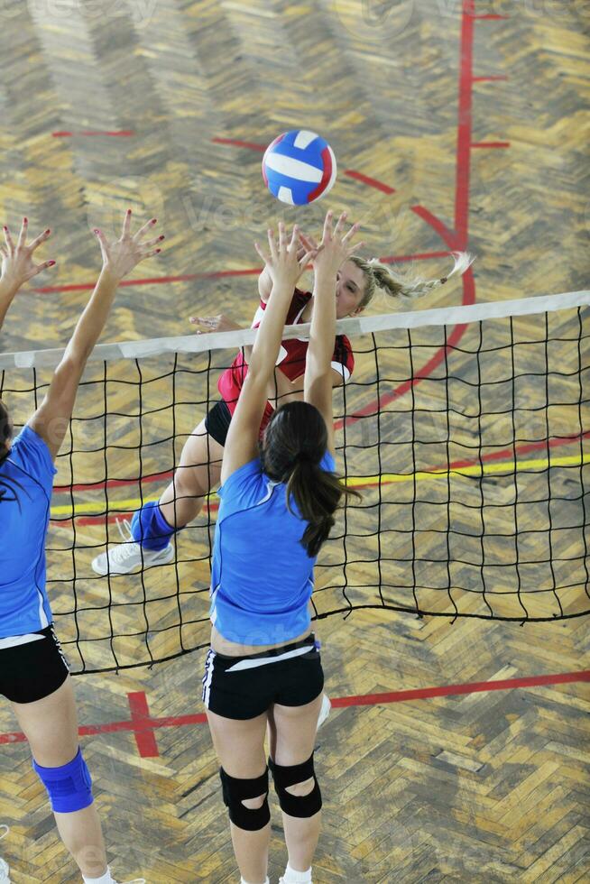 Mädchen spielen Volleyball Indoor-Spiel foto