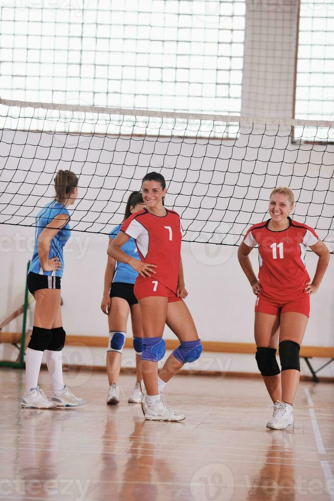Mädchen spielen Volleyball Indoor-Spiel foto