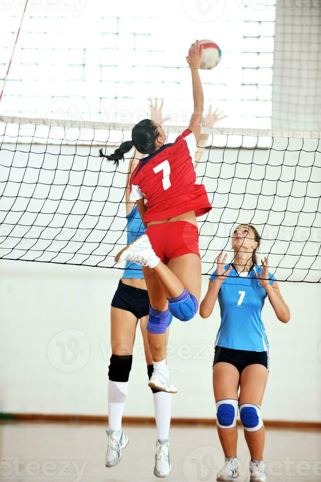 Mädchen spielen Volleyball Indoor-Spiel foto