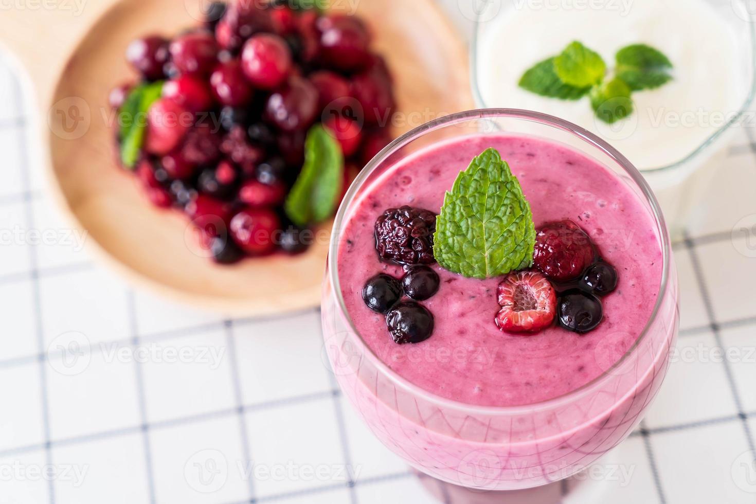 gemischte Beeren mit Joghurt-Smoothies auf dem Tisch foto